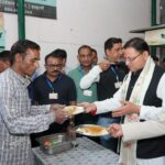 *हल्द्वानी में थाल सेवा में शामिल हुए मुख्यमंत्री  धामी, जरूरतमंदों को स्वयं परोसा भोजन*