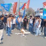 नई दिल्ली में यूथ कांग्रेस के अध्यक्ष की गिरफ्तारी के विरोध में एनएसयूआई ने किया शर्टलेस प्रदर्शन