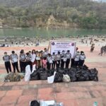 गंगा तट पर स्वच्छता का संकल्प: शिव गंगा क्लीनिंग ट्रस्ट के अभियान में दिखी NCC कैडेट्स और स्थानीय टीम की सक्रिय भागीदारी