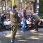 पालिका प्रशासन ने सड़क के किनारे खड़ी 21 रैंटल स्कूटियो को किया जब्त, कार्रवाई से संचालकों में मचा हड़कंप