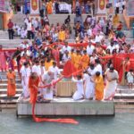 *मां गंगा की पूजा अर्चना कर चुनरी अर्पित कर राष्ट्र की समृद्धि हेतु की प्रार्थना*