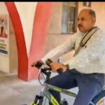 *मुख्य विकास अधिकारी डॉ. ललित नारायण मिश्र साइकिल चलाकर पहुंचे जिला कार्यालय जनसुनवाई कार्यक्रम में*