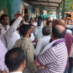 पार्षदों ने नगर निगम के स्ट्रीट लाइट कार्यालय पर ताला जड़ दिया, कर्मियों ने किया कार्य बहिष्कार