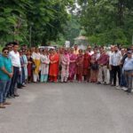 टीईटी की अनिवार्यता समाप्त करने की मांग को लेकर शिक्षकों का प्रदर्शन, प्रधानमंत्री के नाम एडीएम को सौंपा ज्ञापन