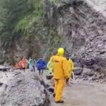 गौरीकुंड प्रीपेड काउंटर के पास मलबे की चपेट में आई दुकान