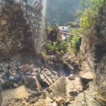 भरभराकर गिरी सरकारी अस्पताल की दिवार, मलबे में दबे डाक्टर डिमरी की हायर सेंटर जाते समय मौत