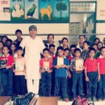 बाल लेखक डा. राकेश चक्र ने बच्चों को पुस्तकें वितरित की