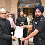 जिलाधिकारी मयूर दीक्षित ने जिला कार्यालय परिसर में किया ध्वजारोहण