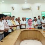 कांग्रेस जनों ने पूर्व प्रधानमंत्री राजीव गांधी की जयंती के अवसर पर पुष्पांजलि अर्पित कर श्रद्धांजलि दी