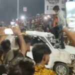गुस्साए कांवड़ियों ने की कार में तोड़ फोड़