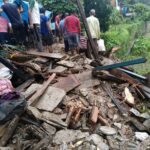 दो मंजिला मकान ढहा, ग्रामीणों ने एक महिला को बचाया, बच्चे समेत 3 की मलबे में तलाश