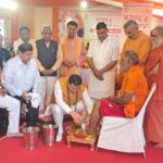 मुख्यमंत्री ने हेलीकॉप्टर से कांवड़ियों पर की पुष्पवर्षा, चरण धोकर लिया आशीर्वाद