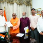 स्वतंत्रता सेनानी परिवारों की समस्याओं का त्वरित समाधान करने के लिए मुख्यमंत्री ने अधिकारियों को दिए निर्देश- जितेन्द्र रघुवंशी