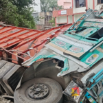 अनियंत्रित होकर गर्ल्स हॉस्टल में घुसा ईंटों से भरा ट्रक