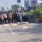 सीमेंट से लदा ट्रक पलटा, चपेट में आए बाइक सवार समेत दो की मौके पर ही मौत, दो गंभीर