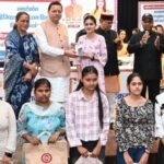 अंतरराष्ट्रीय बालिका दिवस पर सीएम ने 149 बालिकाओं को दिए स्मार्टफोन
